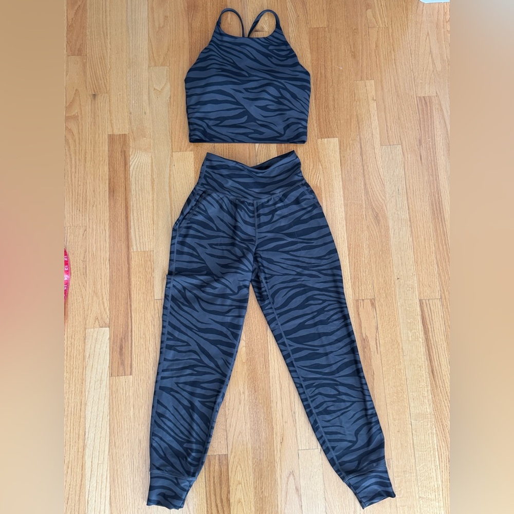 Old Navy Active Powersoft Sports Bra Swim Top Joggers Set size M XS Animal Zebra